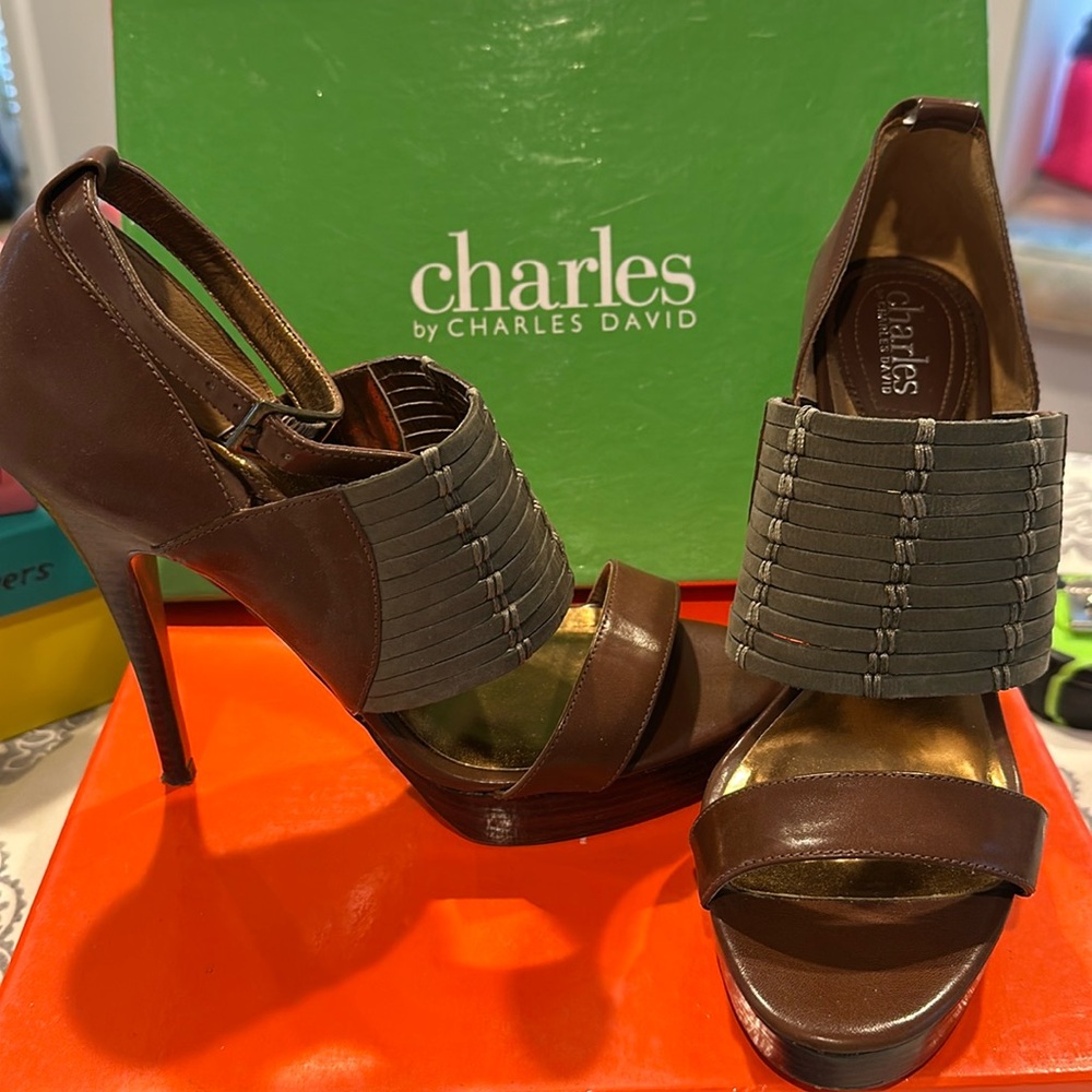 Like new open toed heel. 4.5” heel. Dark Brown leather with army green strap.